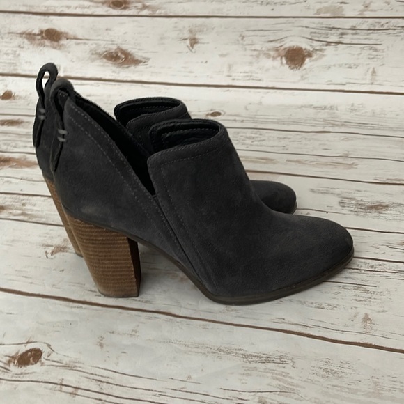 Vince Camuto Francia Suede Booties Women’s Size 9 Stacked Heel Pull On Gray - Picture 2 of 10